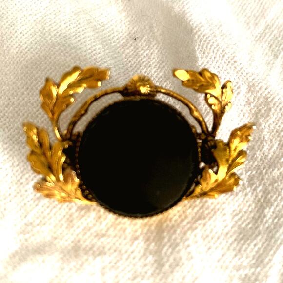 Vintage black onyx, leaf brooch, gold tone wreath pen with black cabochon. - Picture 12 of 16